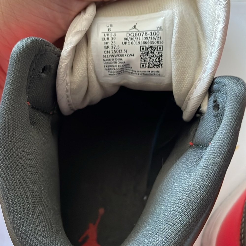 🚨SALE // Wmns Air Jordan 1 Mid SE 'Newsprint' - Picture 10 of 11